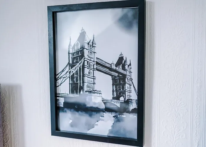 Spacious 5 Bedroom House Near Centre Sleeps 12 Suits Contractors With Free Parking Holiday home