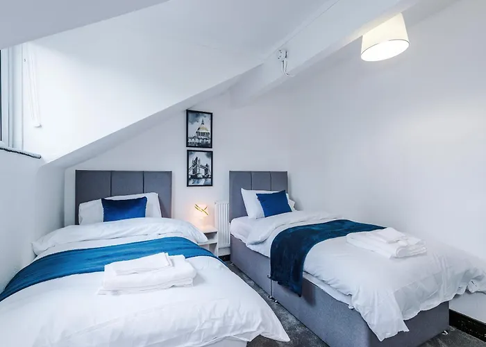 Spacious 5 Bedroom House Near Centre Sleeps 12 Suits Contractors With Free Parking