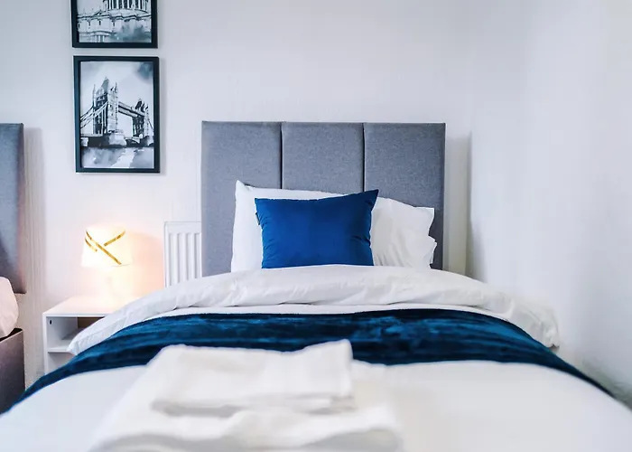 Spacious 5 Bedroom House Near Centre Sleeps 12 Suits Contractors With Free Parking Holiday home Leeds (West Yorkshire)