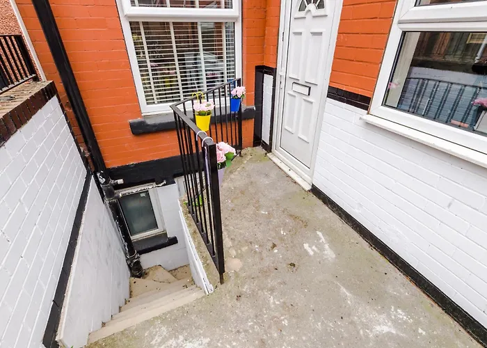 Spacious 5 Bedroom House Near Centre Sleeps 12 Suits Contractors With Free Parking Holiday home Leeds (West Yorkshire)