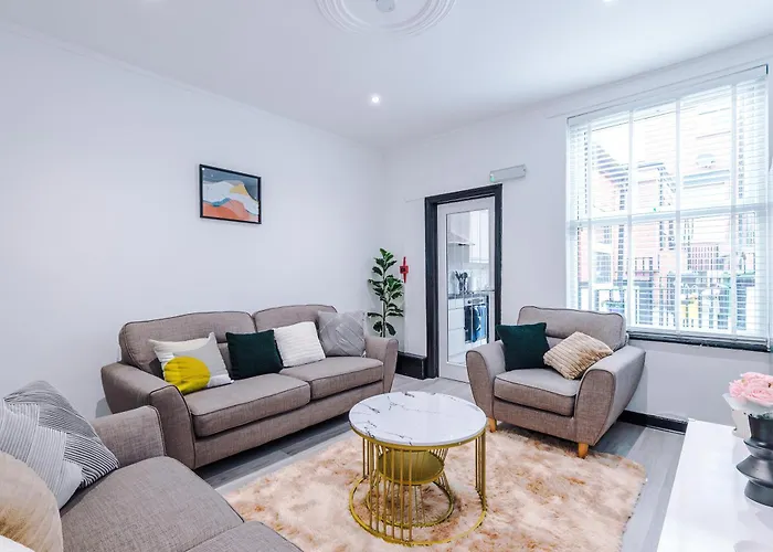 Holiday home Spacious 5 Bedroom House Near Centre Sleeps 12 Suits Contractors With Free Parking Leeds (West Yorkshire)