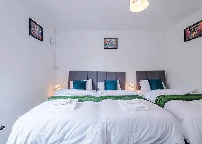 Holiday home Spacious 5 Bedroom House Near Centre Sleeps 12 Suits Contractors With Free Parking *