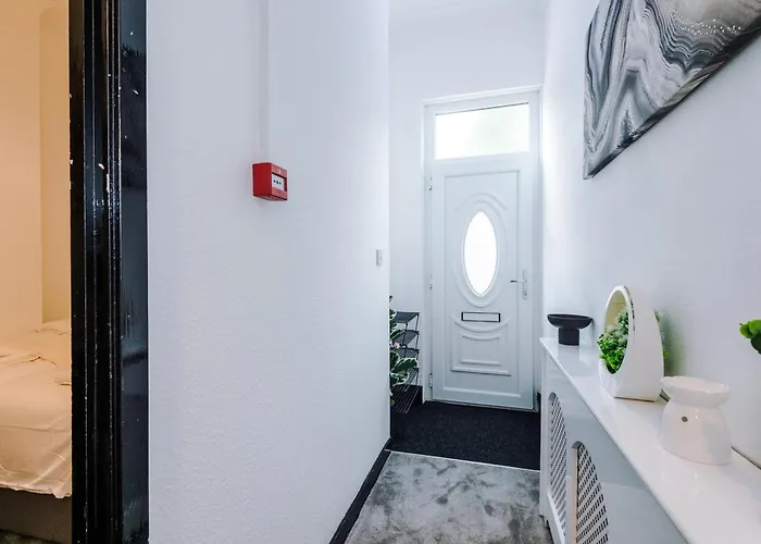 Spacious 5 Bedroom House Near Centre Sleeps 12 Suits Contractors With Free Parking