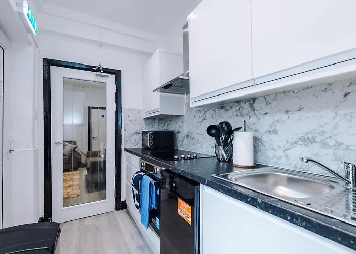 Holiday home Spacious 5 Bedroom House Near Centre Sleeps 12 Suits Contractors With Free Parking *