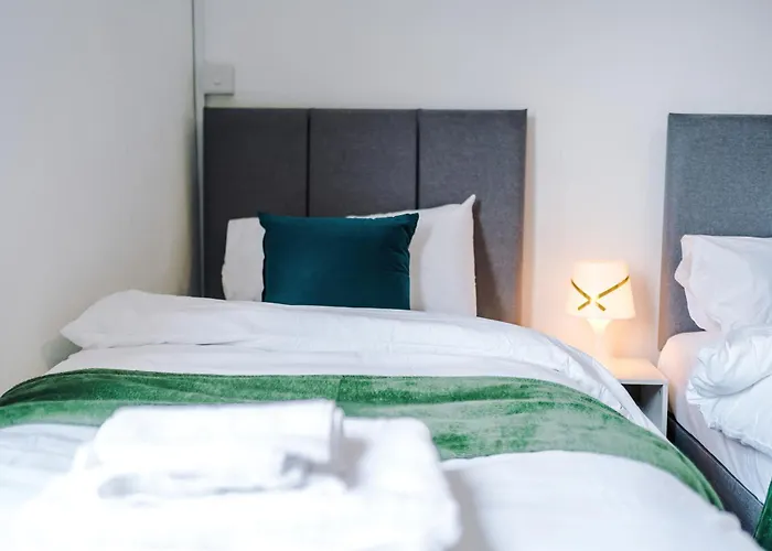 Spacious 5 Bedroom House Near Centre Sleeps 12 Suits Contractors With Free Parking Holiday home