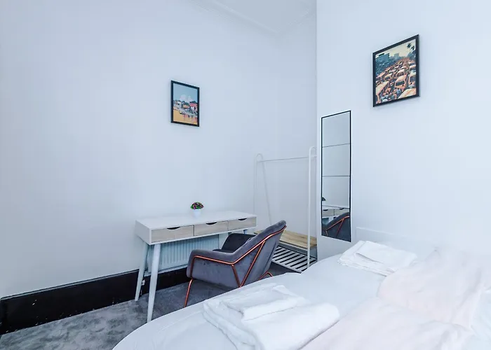 Spacious 5 Bedroom House Near Centre Sleeps 12 Suits Contractors With Free Parking *