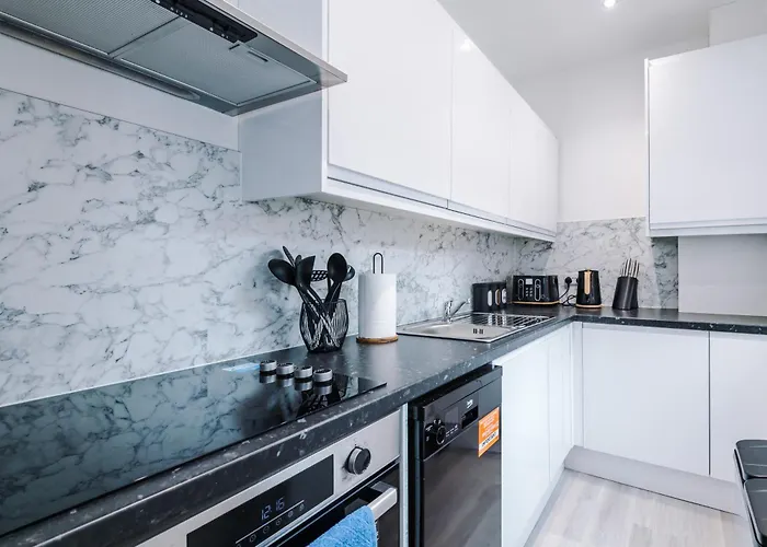 Spacious 5 Bedroom House Near Centre Sleeps 12 Suits Contractors With Free Parking Leeds (West Yorkshire)